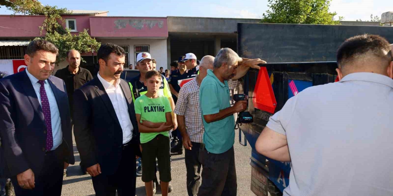 Kahta’da Trafik Güvenliği İçin Çiftçilere Reflektör Dağıtıldı