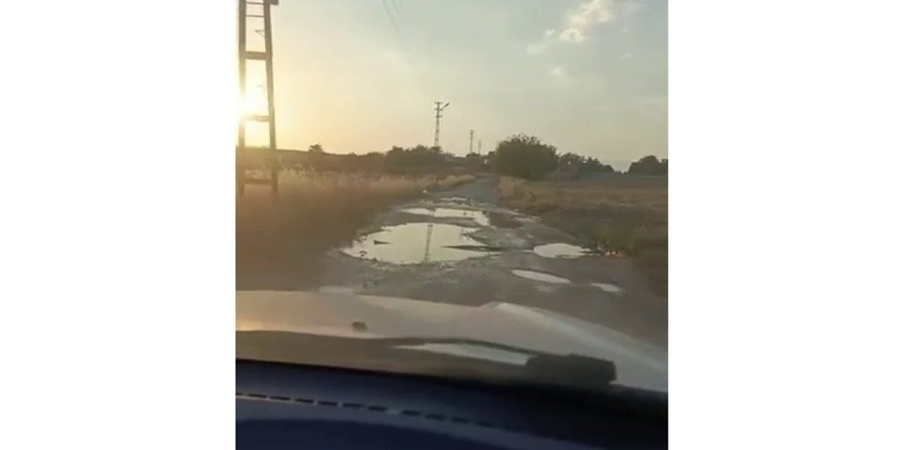 Köy Yolundaki Çökme Ve Çukurlar Sürücülere Zor Anlar Yaşatıyor