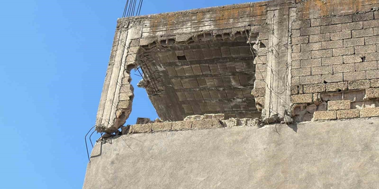 Adıyaman’da Hasarlı Binalar Korkutuyor