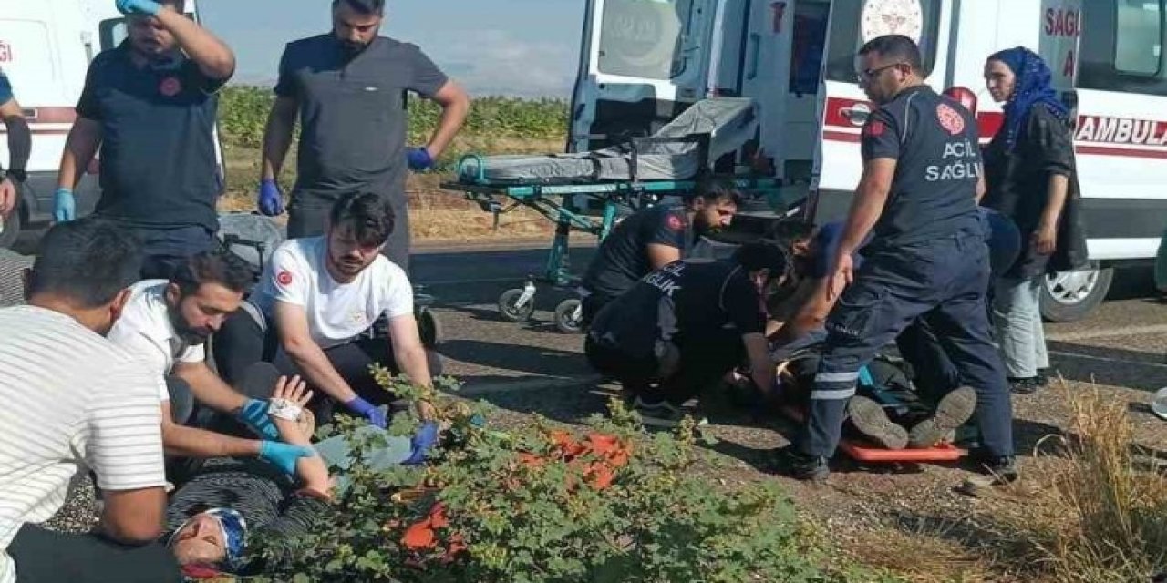 Samsat'ta Tütün İşçilerini Taşıyan Minibüs Devrildi: 12 Yaralı