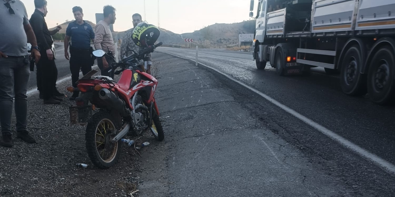 Motosiklet Bariyere Çarptı: 1 Yaralı