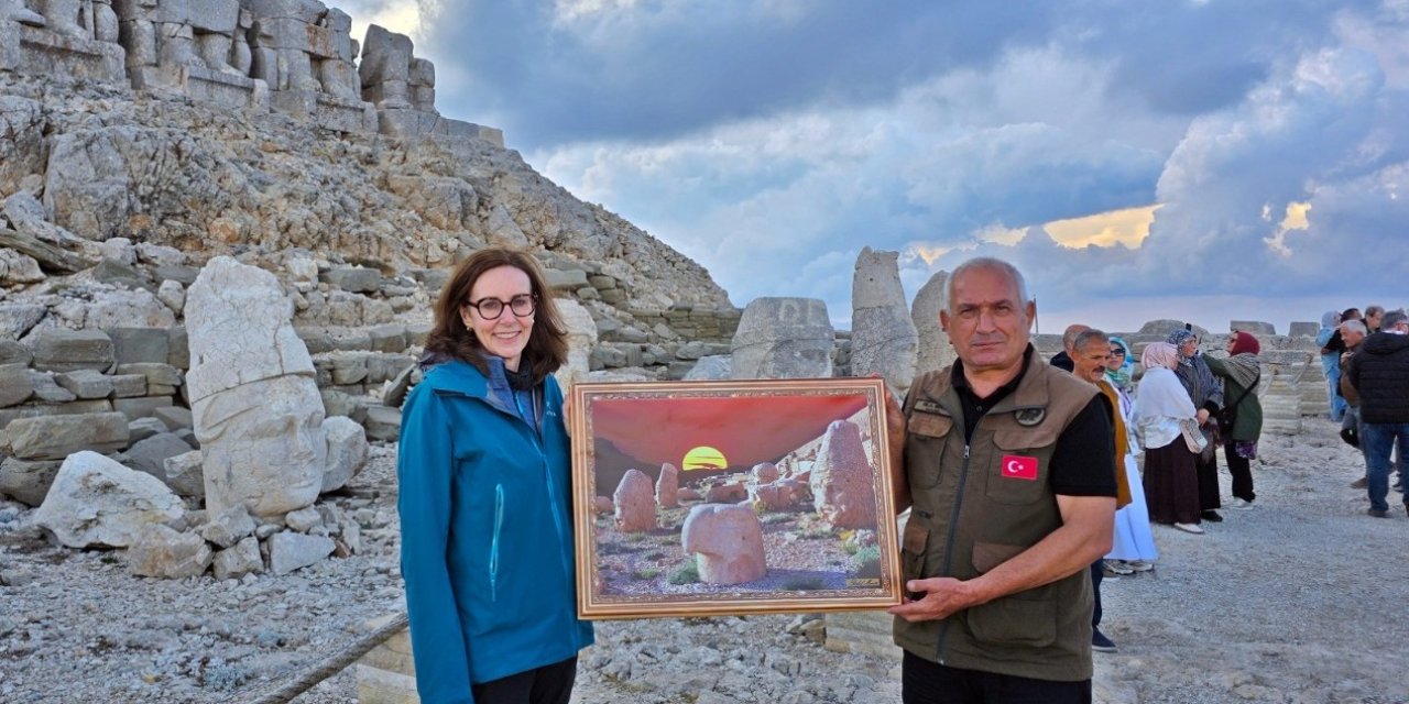 İngiltere Büyükelçisi Anderson’a Nemrut Dağı’nda 34 yıllık Görevlinin Sürpriz Hediyesi