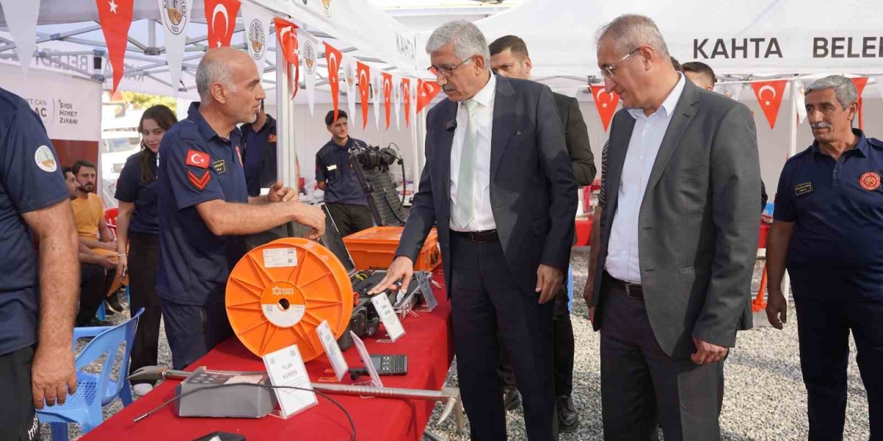 Kahta’da Hayat Kurtaran Buluşma: İtfaiye Ekipleri Kent Meydanında