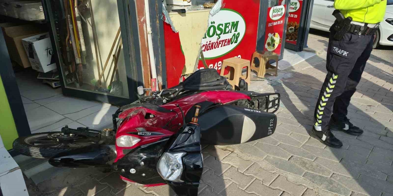 Motosiklet Çocuğa Çarpıp İş Yerine Daldı: 1 Yaralı