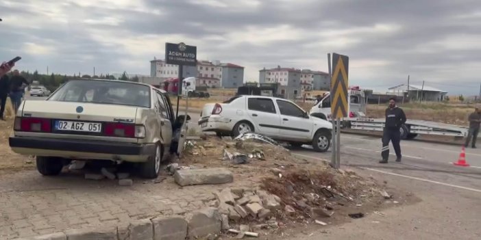 Kahta'da İki Otomobil Kafa Kafaya Çarpıştı: 5 Yaralı