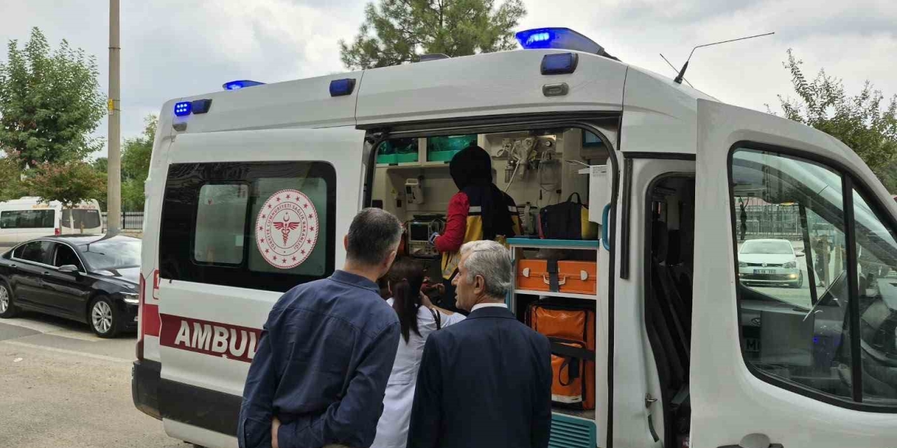 Okul Önünde Motosikletin Çarptığı Öğrenci Yaralandı