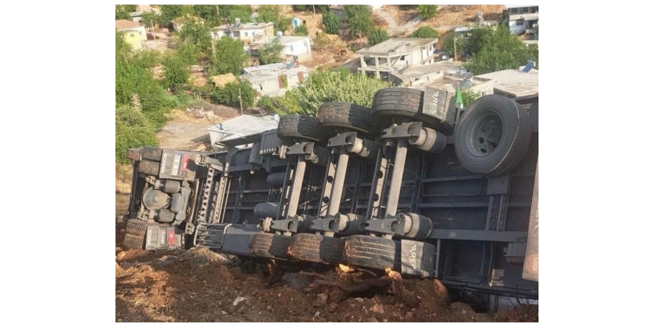 Rampada Kontrolden Çıkan Tır Devrildi: 1 Yaralı