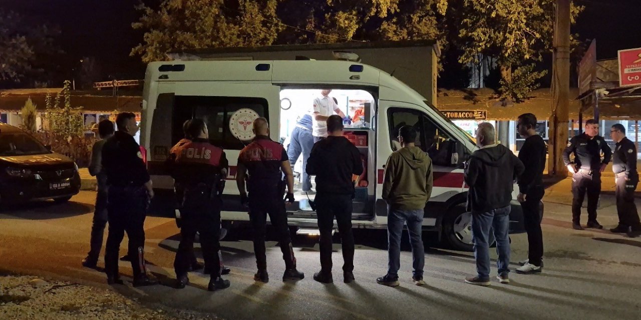 3 Kişinin Bıçaklı Saldırısına Uğrayan Genç Yaralandı