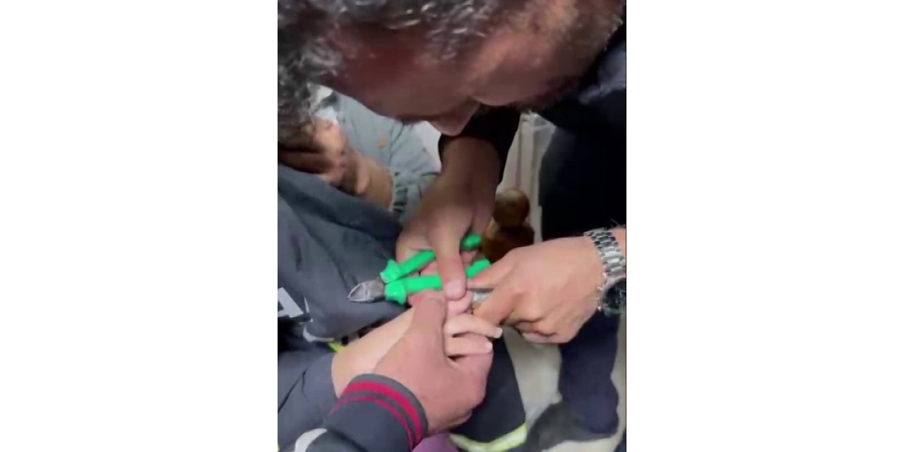 Parmağını Boruya Sıkıştıran Küçük Kızın Yardımına İtfaiye Yetişti