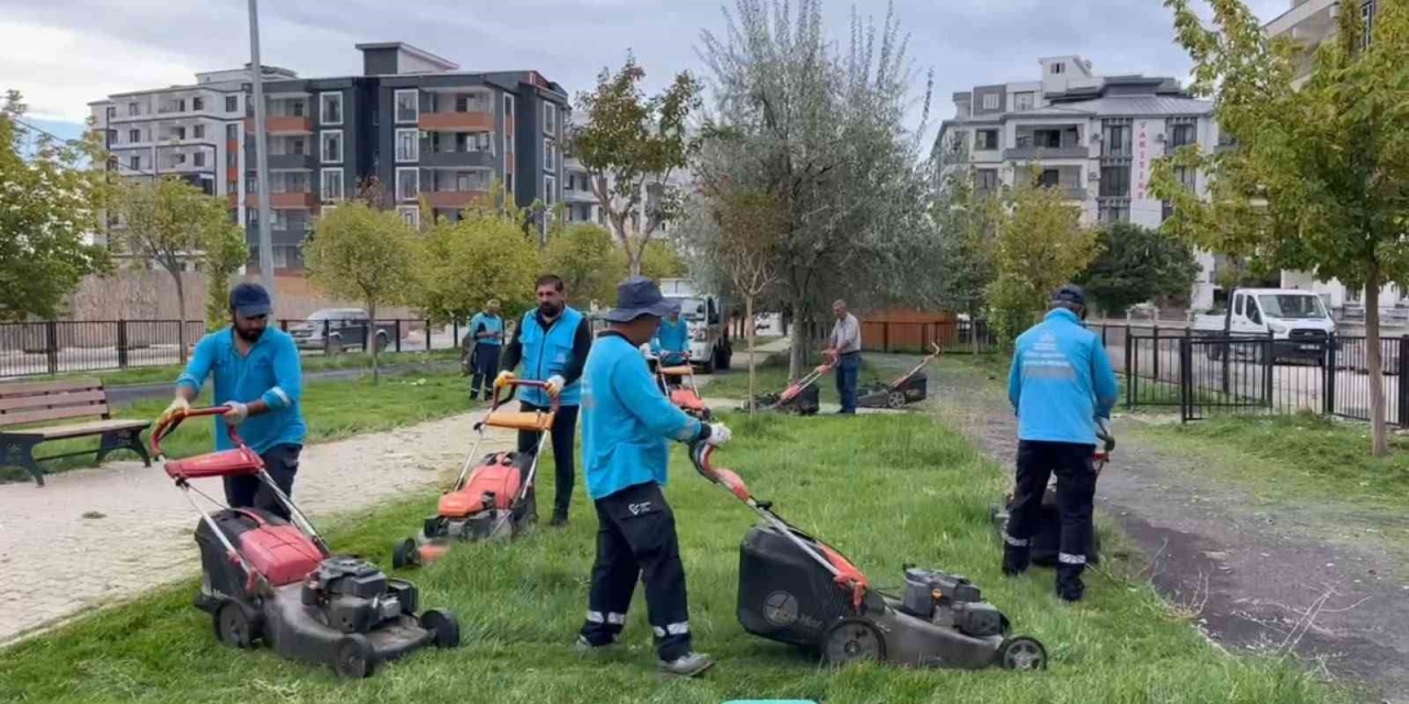 Adıyaman’da Parklarda Sonbahar Bakımı Sürüyor