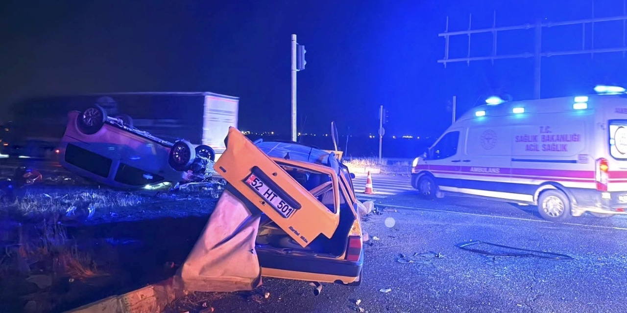 Hafif Ticari Araç İle Otomobil Çarpıştı: 3’ü Ağır, 7 Yaralı