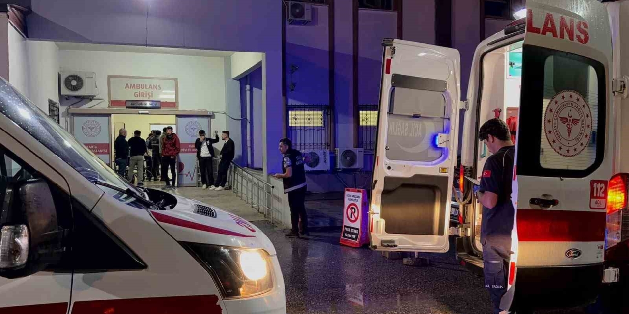 Kahta'da Elektrik İşçilerine Araç Çarptı: 1’i Ağır 2 Yaralı
