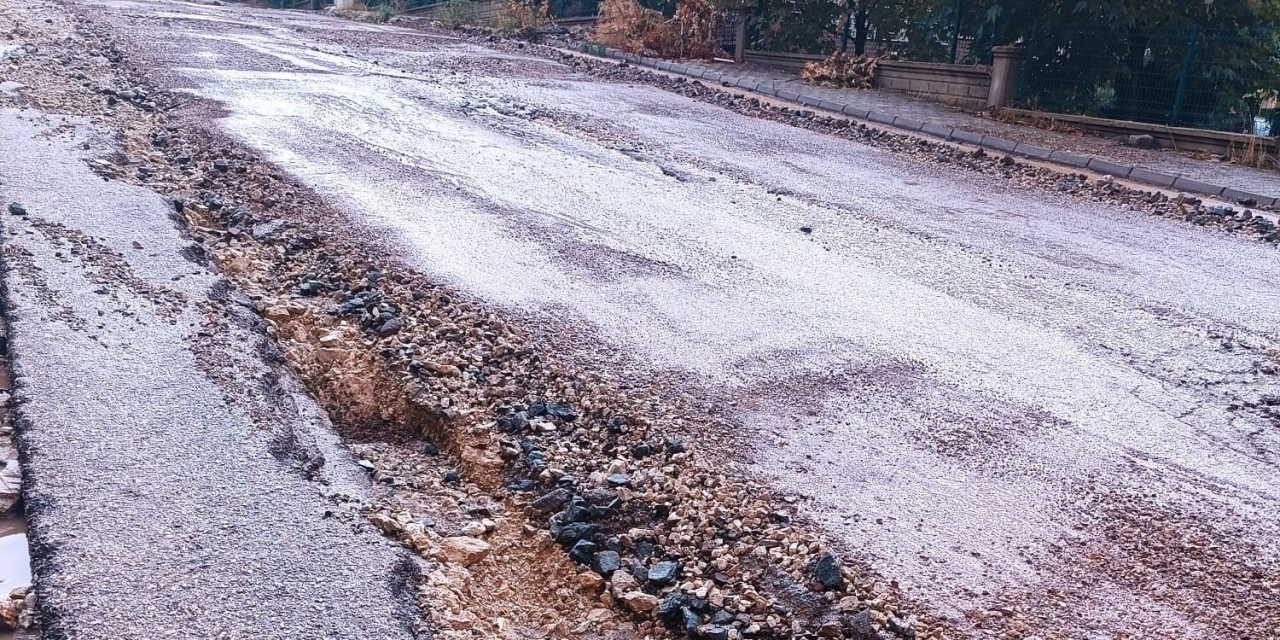 Gölbaşı’nda Sel Suları Karayolunda Hasara Neden Oldu