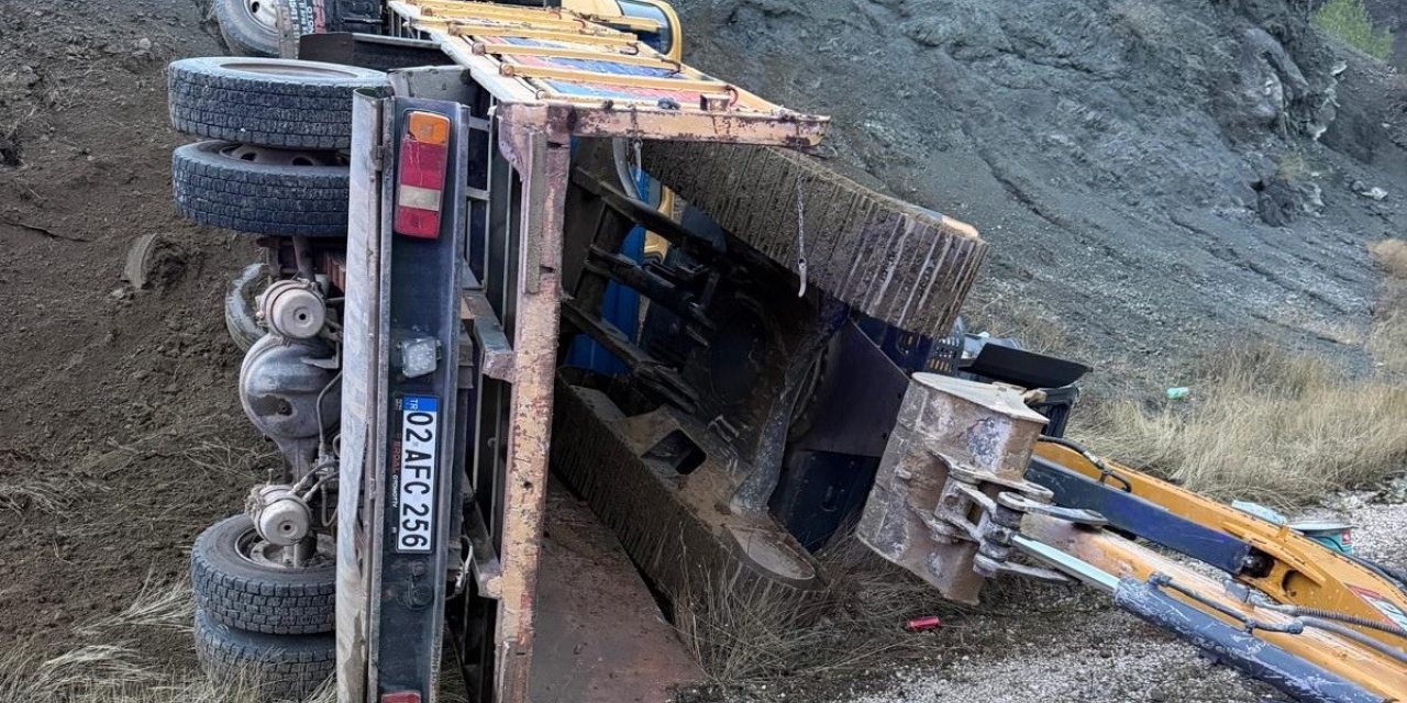 İş Makinesi Yüklü Kamyon Devrildi: 2 Yaralı