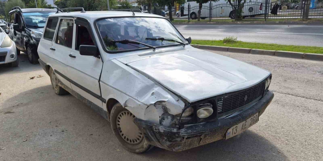 Otomobil İle Elektrikli Bisiklet Çarptı: 1 Yaralı