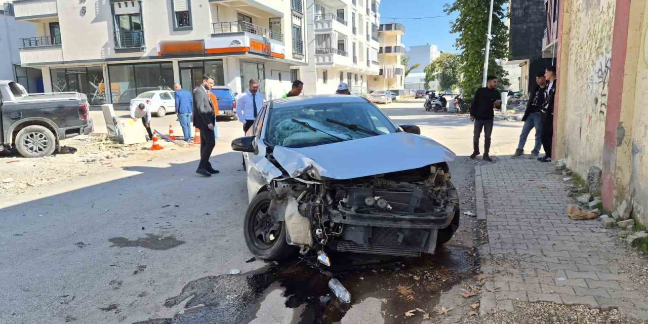 Otomobil İle Kamyonet Çarpıştı: 1’i Ağır 2 Yaralı