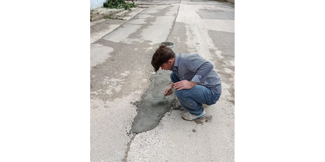 Çukurlu Yolu Vatandaşlar Beton Dökerek Düzeltmeye Çalıştı