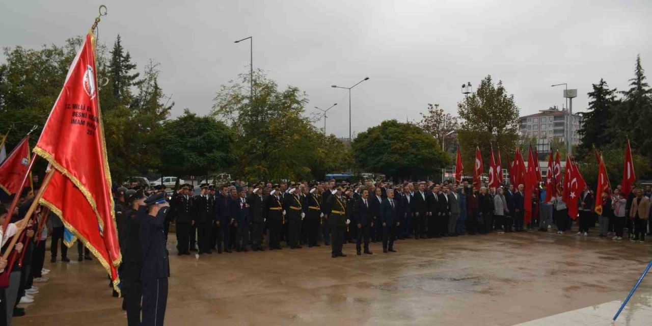 29 Ekim Cumhuriyet Bayramı Kutlamaları Çelenk Sunma Töreniyle Başladı