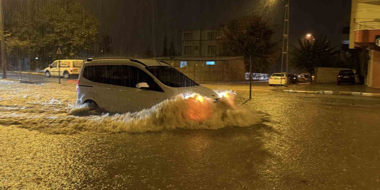 Adıyaman’da Şiddetli Yağış Hayatı Felç Etti: Birçok Araç Mahsur Kaldı