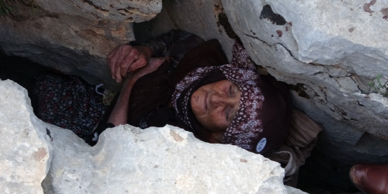 Kayalıklar Arasında Sıkıştı Hastanede Öldü