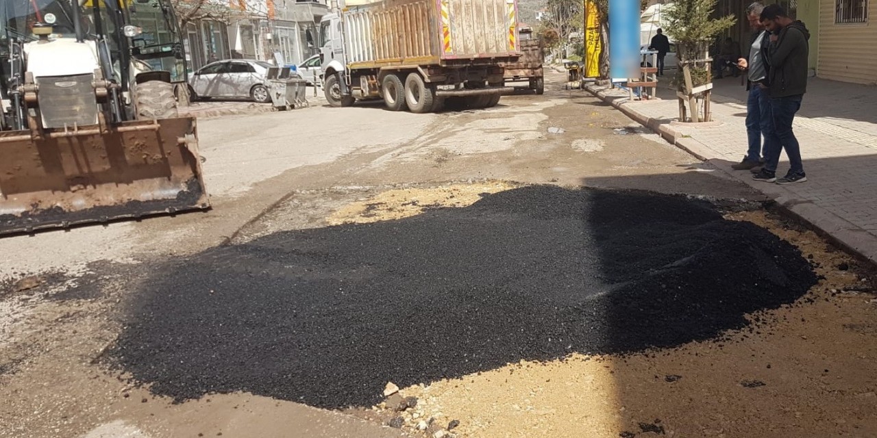 Gölbaşı Belediyesi Bozulan Yolları Onarıyor