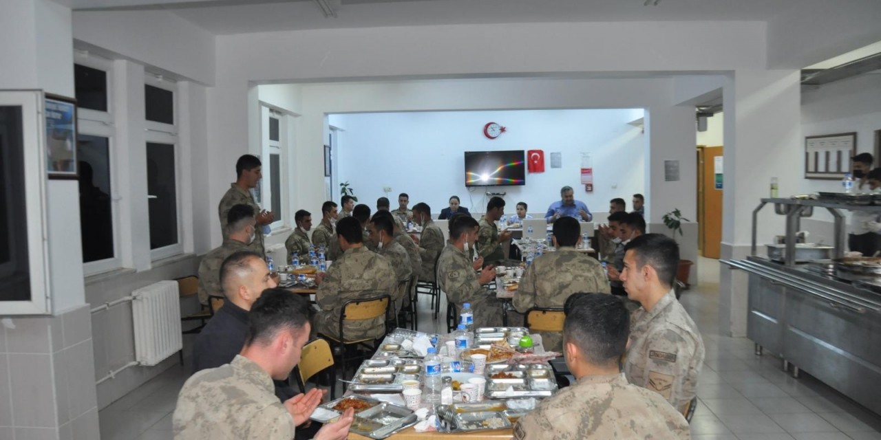 Kaymakam Demir İftarda Askerlerle Bir Araya Geldi