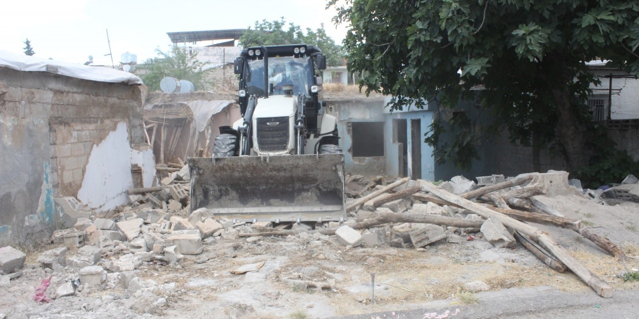 Metruk Evler Huzur Ve Güven İçin Yıkılıyor