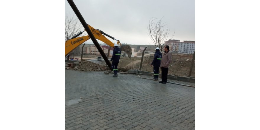 Şiddetli Rüzgar Elektrik Direğini Devirdi