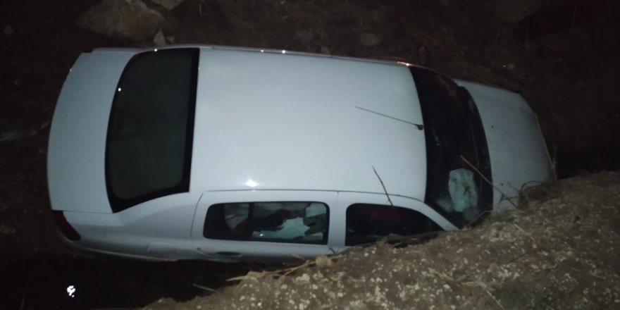 Otomobil Şarampole Devrildi: 4 Yaralı