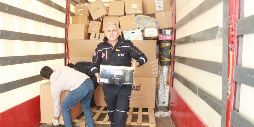 Depremzedeler İçin Bir Tır Dolusu Yardım Geldi