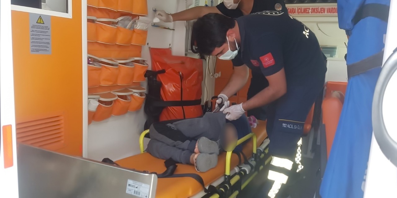 Kalçasına Demir Parçası Batan Çocuk Yaralandı