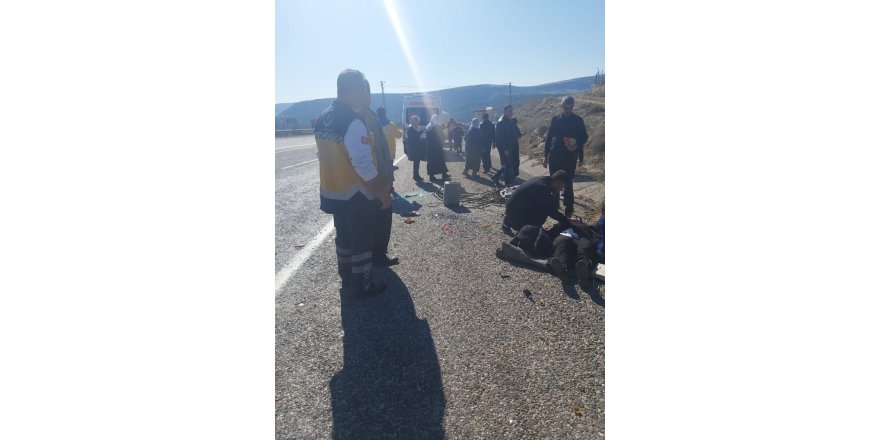 Kamyonet Şarampole Yuvarlandı: 4 Yaralı
