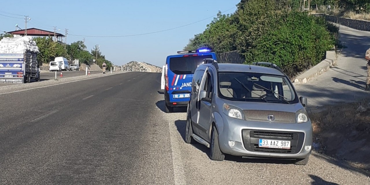 Hafif Ticari Araç İle Kamyonet Çarpıştı: 3 Yaralı