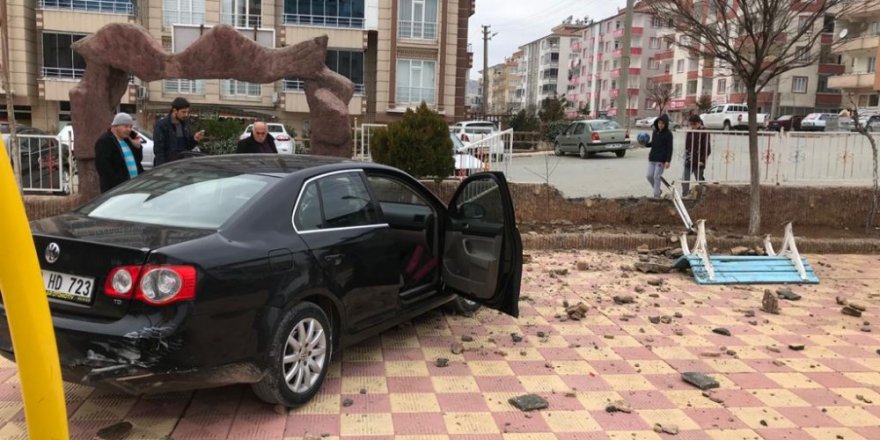 Otomobil Çocuk Parkına Daldı