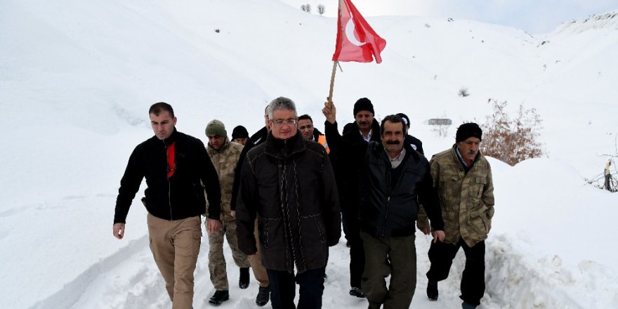 Kar Kış Demeden Depremin Yaraları Sarılıyor