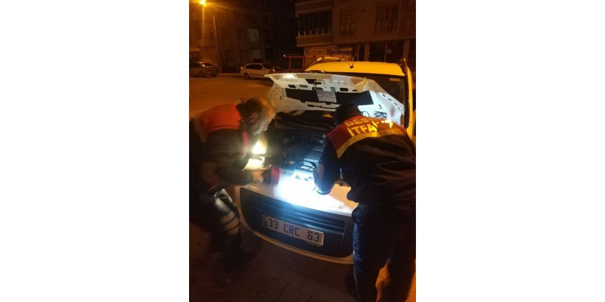 Araç Motoruna Giren Kedi Kurtarıldı