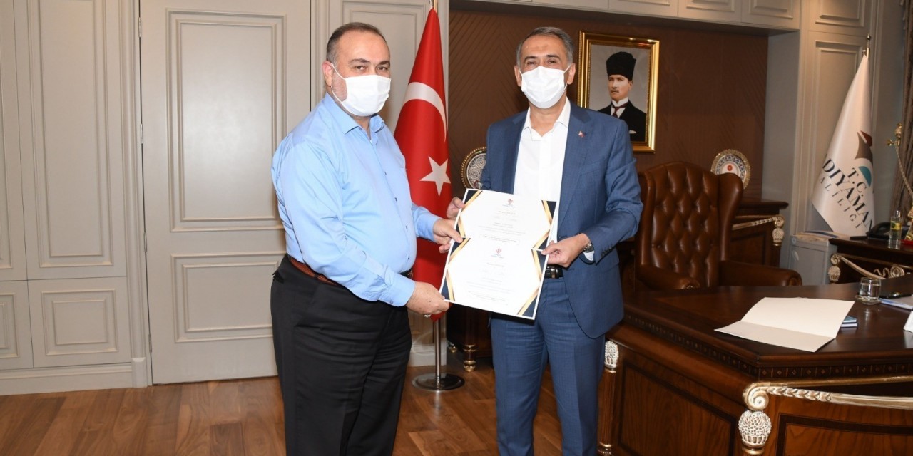 Vali Çuhadar, 2 Adet Kurban Bağışladı
