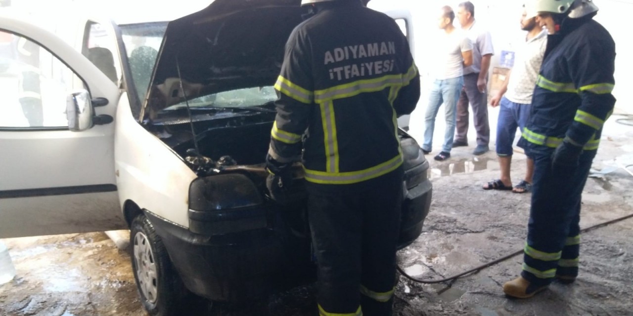 Hafif Ticari Araç Alev Alev Yandı