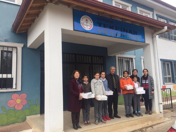 Köy Okulu Öğrencilerine Kışlık Ayakkabı Dağıtıldı