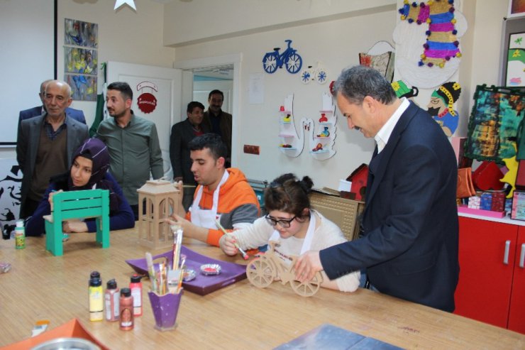 Belediye Başkanı Engelli Çocuklarla Birlikte Kek Yaptı
