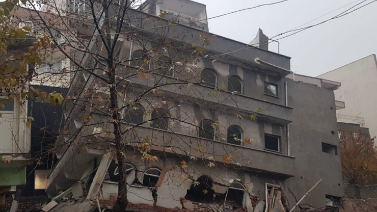 Yağışlar Nedeniyle 4 Katlı Bina Çöktü