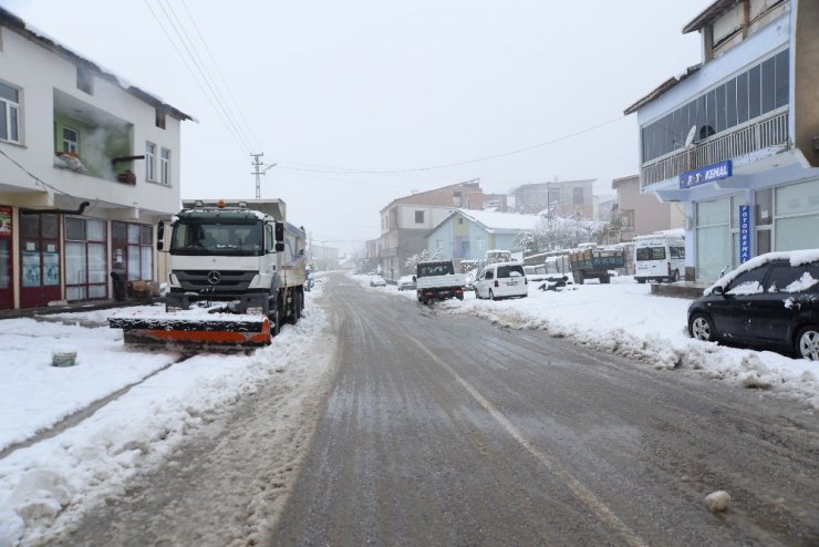 Çelikhan’da Belediye Karla Mücadele Ediyor