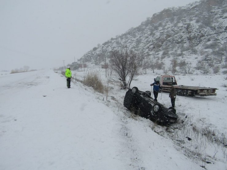 Buzlu Yolda Kayan Araç Takla Attı: 6 Yaralı