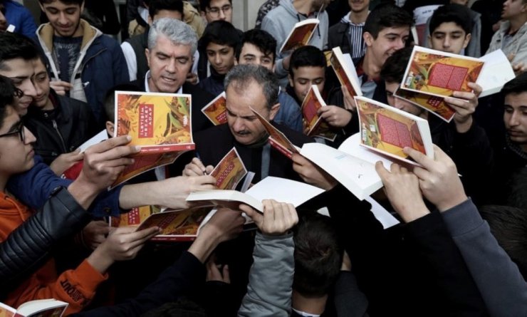 Başkan Kılınç, Lise Öğrencilerine Kitap Dağıttı