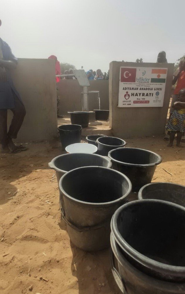 Lise Öğrenci Ve Öğretmenlerinden Nijer’de Su Kuyusu