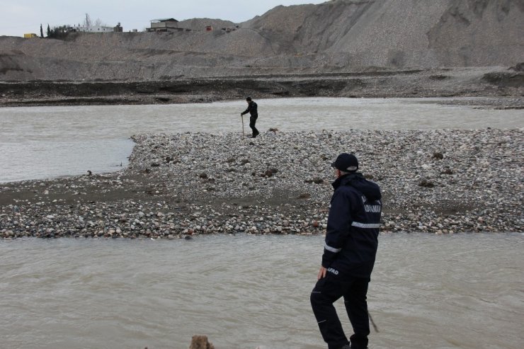 Dalgıçlar Kayıp Engelli Şahsı Nehirde Arıyor