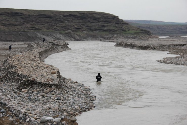 Dalgıçlar Kayıp Engelli Şahsı Nehirde Arıyor