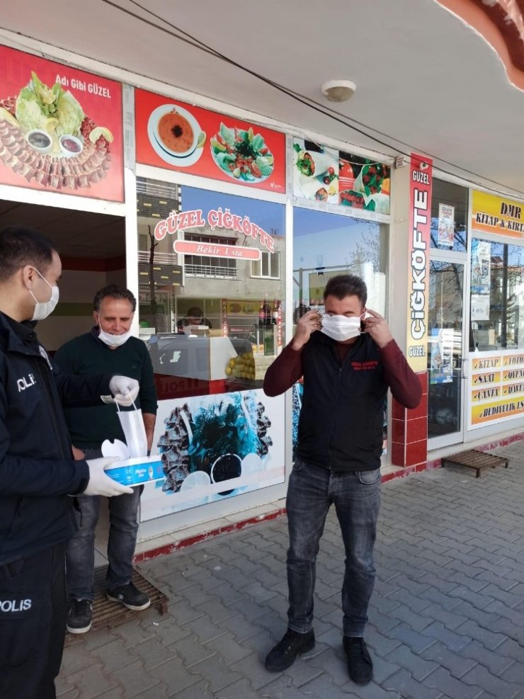 Sincik İlçesinde Polisler Maske Dağıttı