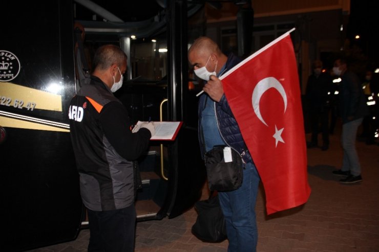 Karantinası Biten Türk Vatandaşları Sabah Ezanıyla Yolcu Edildi