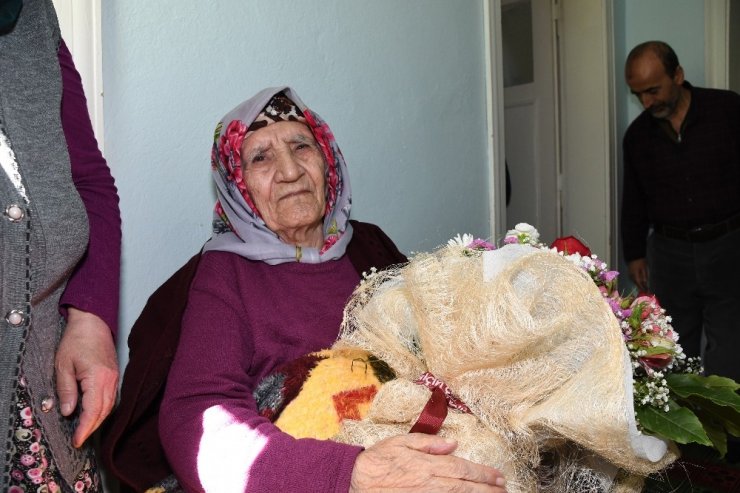 Vali Pekmez’den 103 Yaşındaki Kadına Anneler Günü Kutlaması